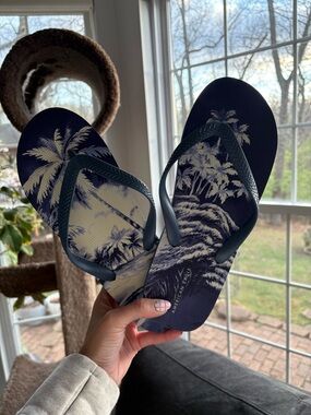 American Eagle Outfitters Navy and Cream Palm-Print Flip Flops 🩴